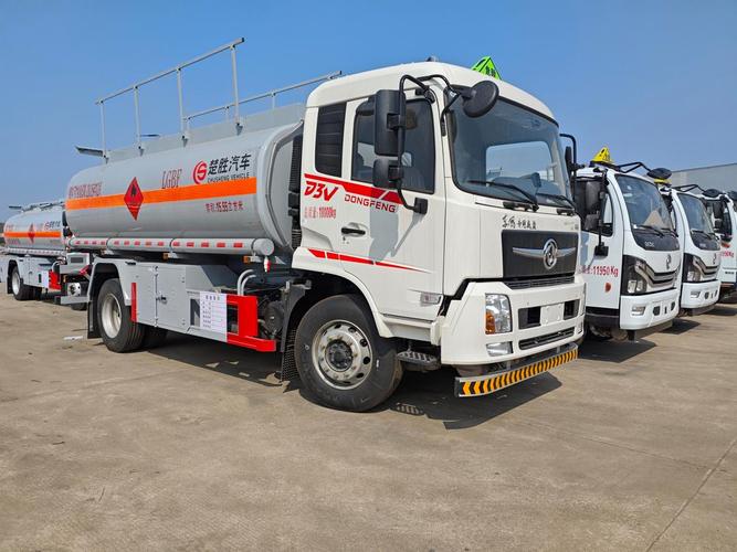 东风专底10吨油罐车 15.5方运油车的高效与可靠之选